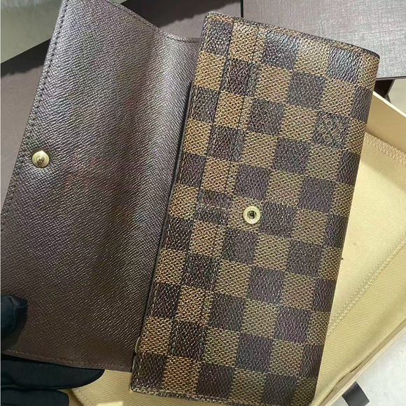 100% Authentic. Louis Vuitton Brown Checkered Wallet - Picture 4 of 16